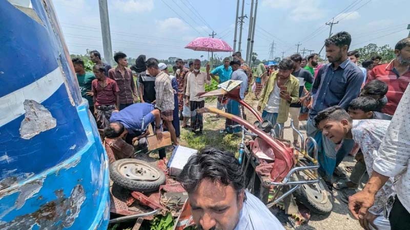 নেত্রকোণায় বাসের নিচে অটোরিকশা, মা ও দুই মেয়ের মৃত্যু
