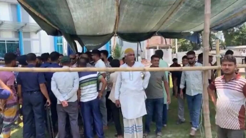 তোফায়েল আহমেদের জানাজা ঘিরে উত্তেজনা
