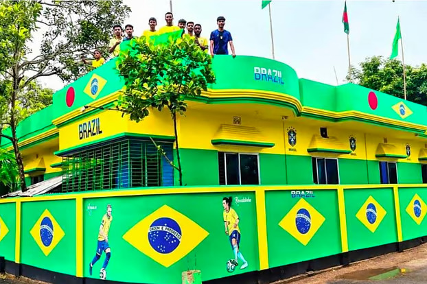বাংলাদেশের মাটিতে একটুকরো ব্রাজিল, প্রিয় দলের রঙে রাঙানো বাড়ি–দেয়াল