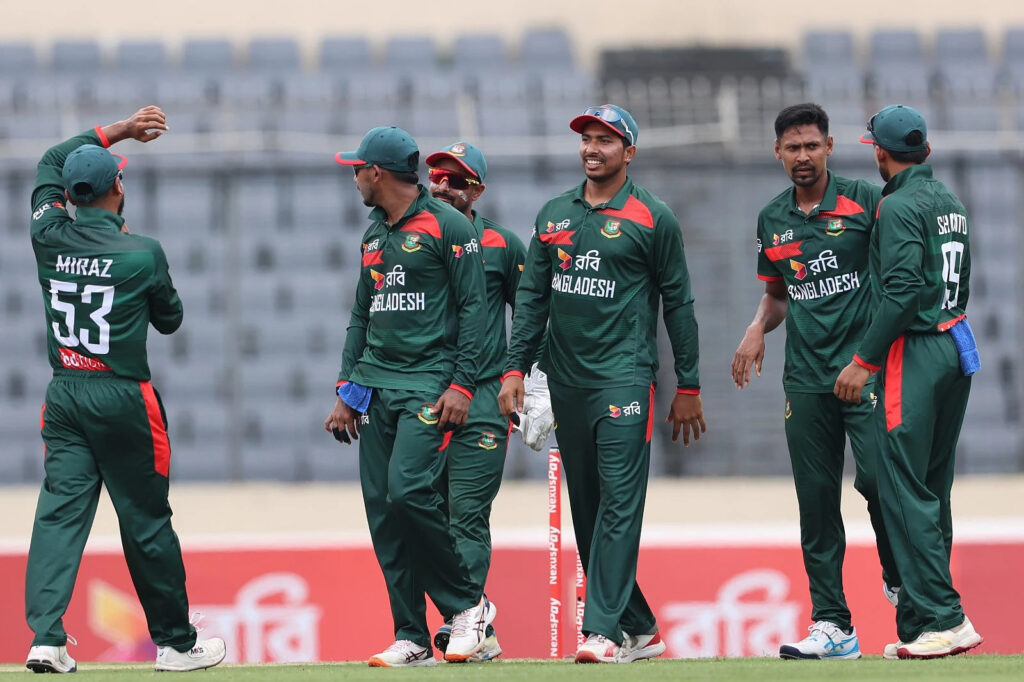পাওয়ার প্লে শেষ, অবিশ্বাস্য সেই ঘটনার পর অস্ট্রেলিয়া এখন ৩৭/৪