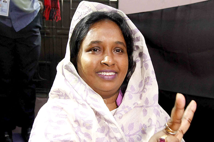 জামিনে মুক্তি পেয়ে নিজ বাসায় সেলিনা হায়াৎ আইভী