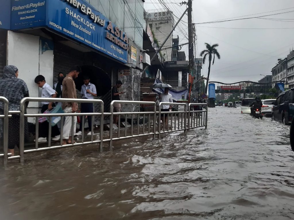 অঝোর বৃষ্টিতে ঢাকার বিভিন্ন রাস্তায় পানি, কিছু স্কুলে পরীক্ষা বন্ধ