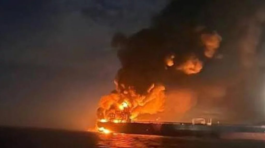 হরমুজ প্রণালিতে বিস্ফোরণে দুটি তেলের ট্যাঙ্কারে ভয়াবহ আগুন