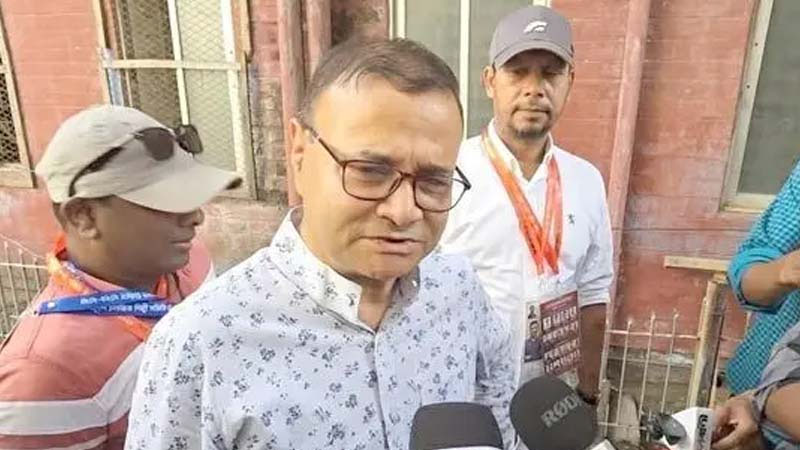শিল্পী সমিতির নির্বাচনে প্রথম ভোট দিলেন অভিনেতা এজাজুল ইসলাম