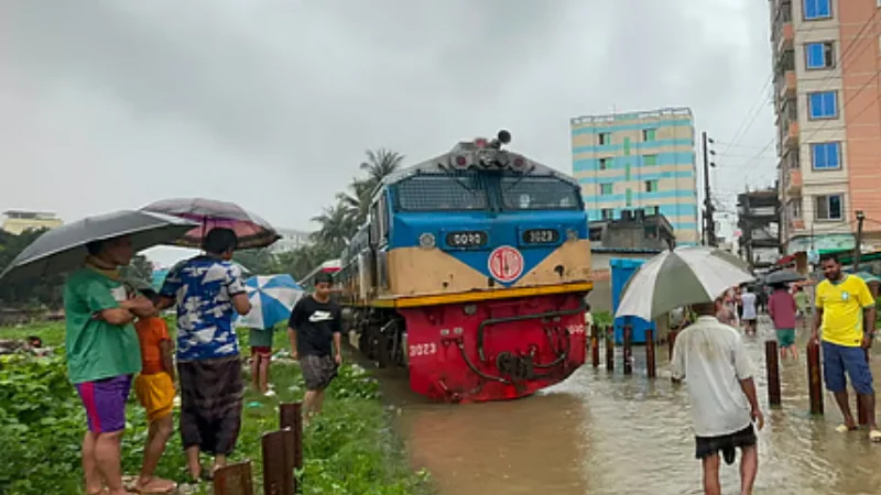 রেললাইনে ২০ ইঞ্চি পানি, ‘পর্যটক এক্সপ্রেস’ ট্রেনের যাত্রা বাতিল