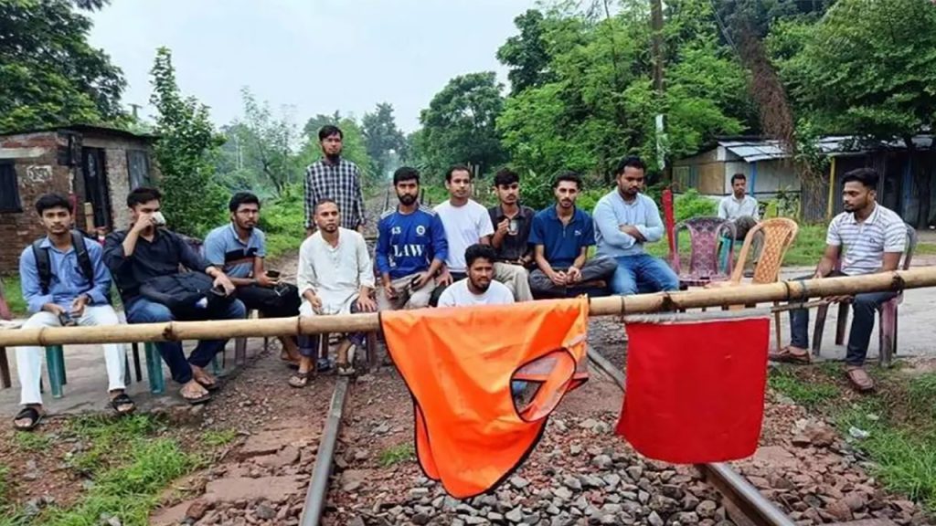 রাবি শিক্ষার্থীকে মারধর টিটির, প্রতিবাদে রেললাইন অবরোধ