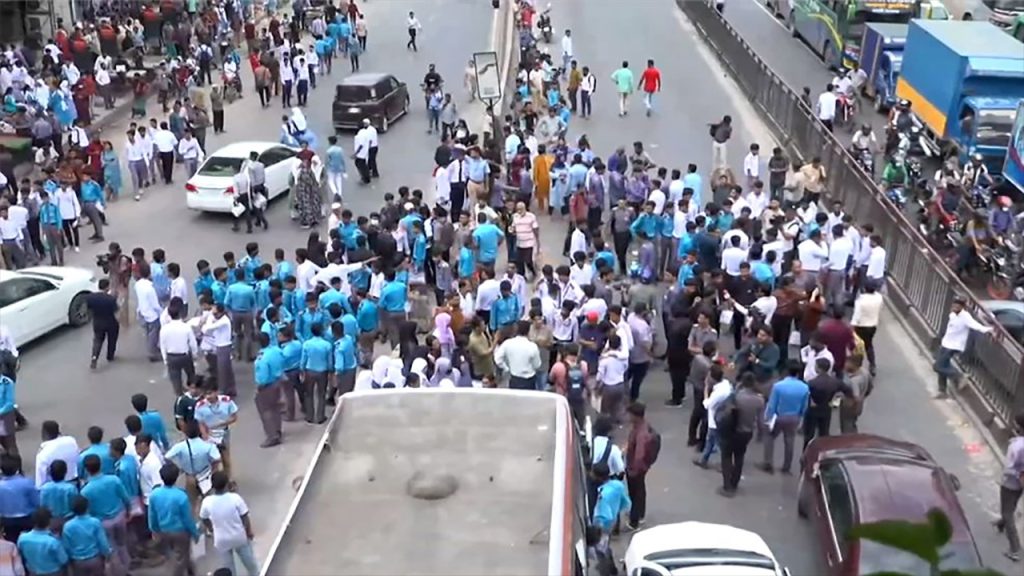 উত্তরায় ফের শিক্ষার্থীদের সড়ক অবরোধ