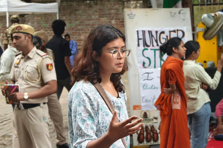 ঘরে মোদি-সমর্থক বাবা-মায়ের মুখোমুখি ভারতের জেন-জি