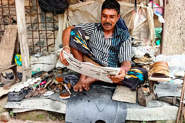 জুতা পালিশের ফাঁকে ২৩ বছর ধরে পত্রিকা পড়েন অনন্ত