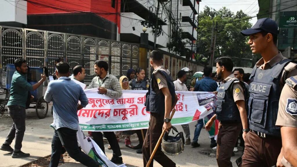 ইসলামী ব্যাংকের সামনে দুই গ্রুপের সংঘর্ষ, আহত ৫৫