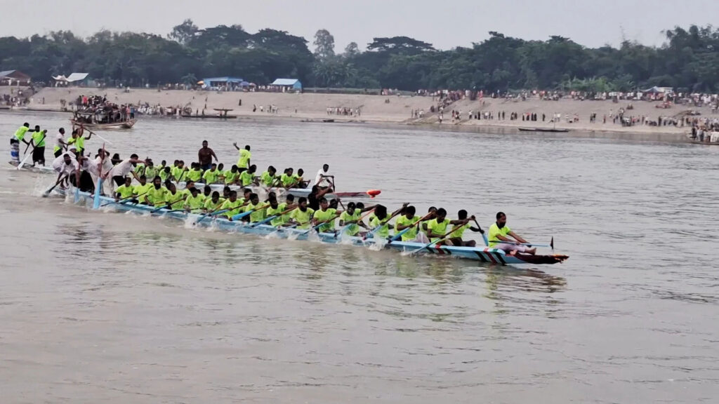 বৈঠার ছন্দে মাতল ব্রহ্মপুত্রের পাড়